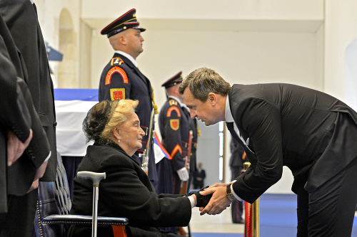 Minister zdravotníctva Tomáš Drucker pri poklone.