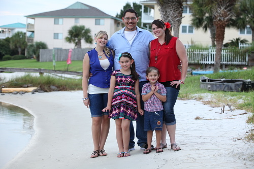 Dve matky, otec, dve deti - takto vyzerá rodina Rivasovcov z Floridy.