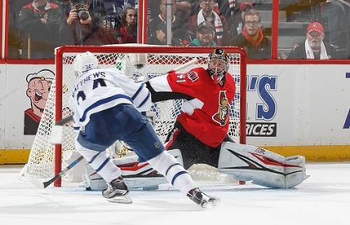 Auston Matthews (vľavo) pri jednom zo svojich štyroch góloch.