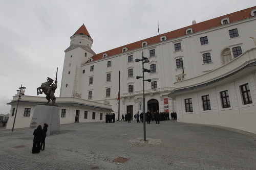Na Bratislavský hrad už prichádzajú smútoční hostia.