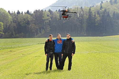 Michal Gallay, Eduard Dvorný a Ján Kaňuk pracujú s dronom. 