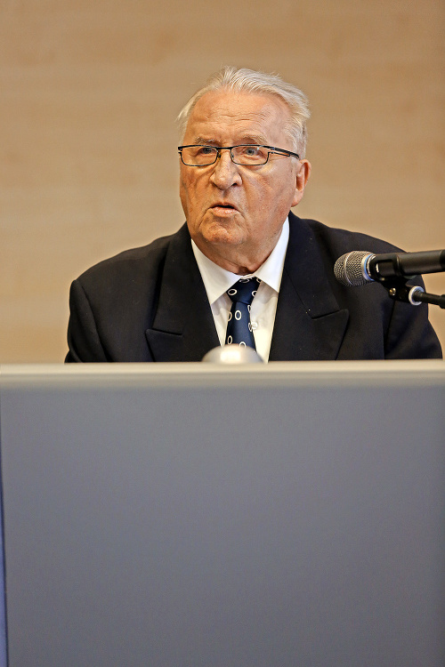 Prezident Michal Kováč zomrel na zlyhanie srdca. 