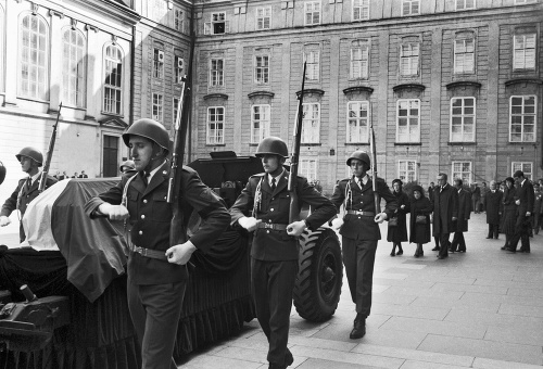 Rovnakú lafetu ako v prípade Kováča využili aj pri prevoze prezidenta Svobodu v roku 1979.