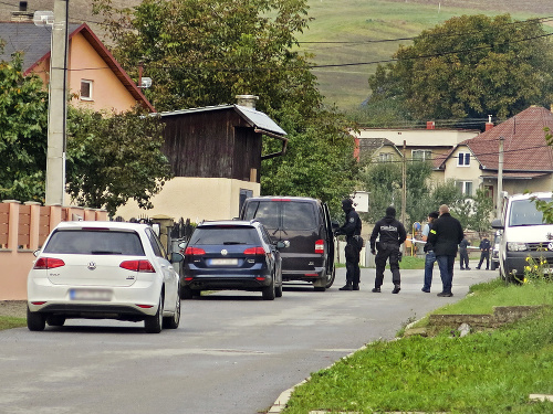 Polícia na dlhé hodiny uzavrela ulicu v Župčanoch. kukláči prehľadávali celý dom.