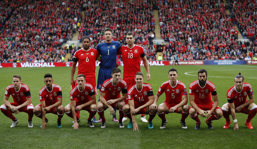 Futbalisti Walesu prekvapili týmto predzápasovým rozostavením pre fotografov. 
