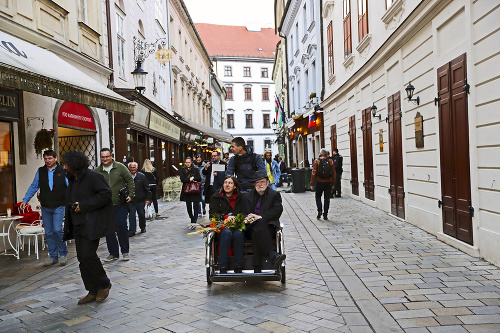 Z krčmy do krčmy sa spisovateľ premával na rikši.