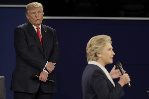 Donald Trump a Hillary Clintonová počas druhej prezidentskej debaty.