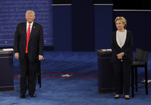 Donald Trump a Hillary Clintonová počas druhej prezidentskej debaty.