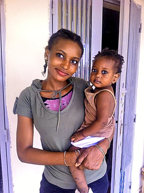 Manželka Inna (21) a dcérka Fatim (3): Čakajú na Maigov návrat do Mali.