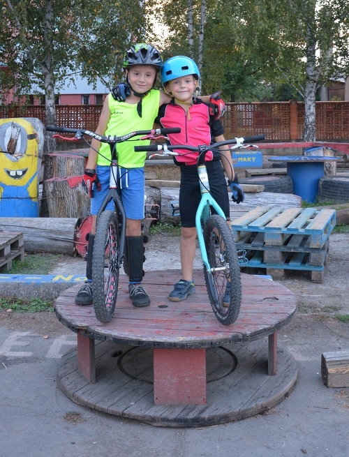 Bračekovia Marek (vľavo, 9) a Miško (6) na bicykloch trávia každý deň.