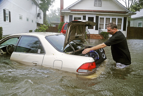 ZACHRÁNIL ASPOŇ REPRODUKTORY: Američanovi Robovi voda vzala milované auto.