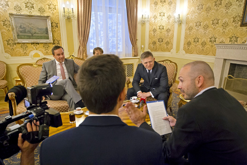 Rozhovor: Premiér nás privítal v Ružovom salóniku na Úrade vlády.