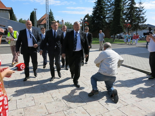 Výjazd vo Vranove: Premiéra s vládou vítal s vďakou aj kľačiaci muž. 
