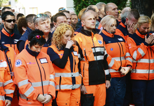 Tváre kolegov a kamarátov ovládol veľký žiaľ.