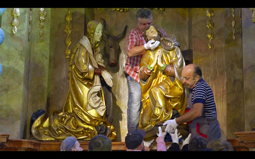 Oltár zahŕňa sochu Madony, sv. Jozefa, troch anjelov  a dvoch pastierov.
