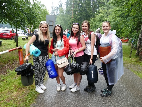 Simona (19, zľava), Lenka (23), Jana (21), Iveta (17) a Mirka (17) prišli z Polomy (okr. Sabinov). Neodradila ich ani prvotná horúčava a následný dážď.