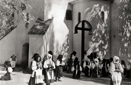 POLOMKA: Pred kostolom v r. 1932.