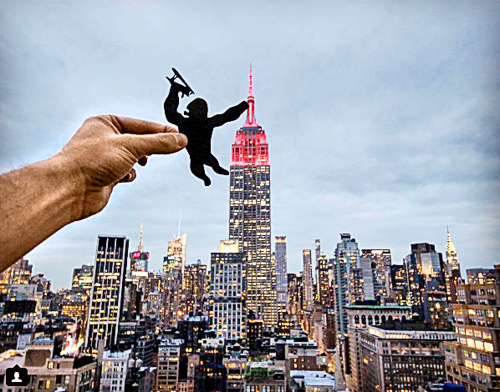 King Kong - Pri pohľade na Empire State Building mu hneď napadol známy kinohit. 