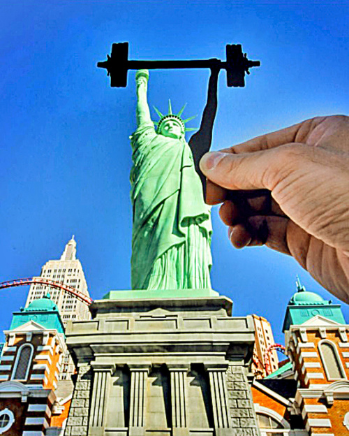 Socha posilňovania - Podľa umelca je Socha slobody v New Yorku poriadna siláčka, keď jej oku nemá uniknúť žiadna nespravodlivosť. 