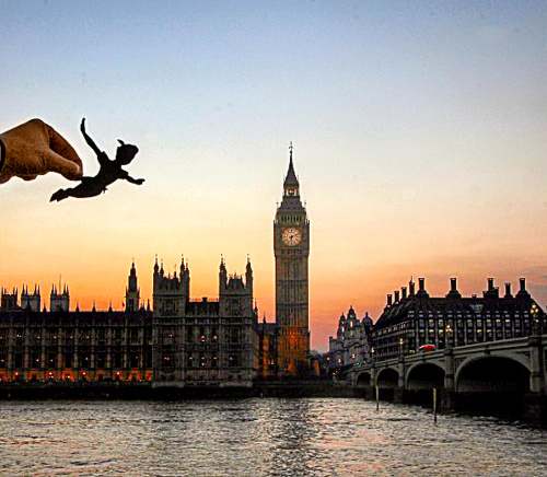 Peter Pan - Postavičku Jamesa Matthewa Barrieho vložil k Big Benovi v Londýne. 