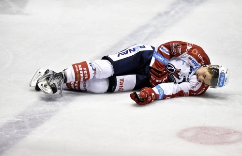 David Tomášek zostal na ľade niekoľko minút nehybne ležať.