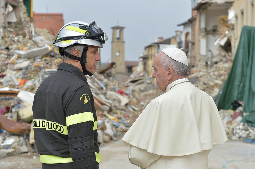 Pápež sa stretol a odfotil aj s miestnymi hasičmi.