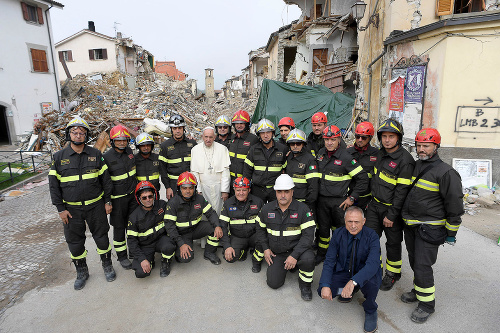 Pápež sa stretol a odfotil aj s miestnymi hasičmi.