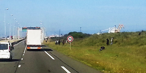Kamionisti sú v Calais aj dnes napádaní nelegálnymi migrantmi pokúšajúcimi sa dostať do Anglicka.
