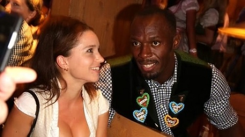 Usain Bolt si spoločnosť sexi dám na Oktoberfeste užíval.