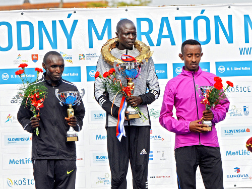 Traja najrýchlejší maratónci - zľava druhý Elijah Kemboi, víťaz David Kiyeng (obaja Keňa) a vpravo tretí Tadesse Temechachu z Etiópie.