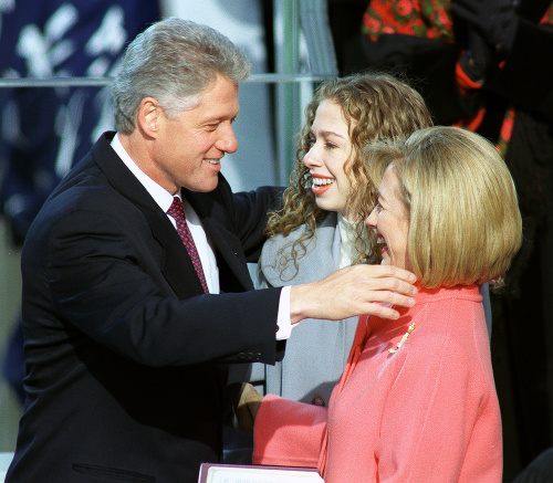 ISTOTA V RODINE: Manžel a exprezident USA Bill Clinton a dcéra Chelsea sú jej oporou.