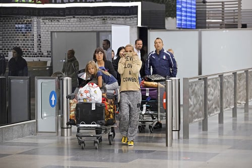 Utrápená Dara: Spoločne s dcérou Lolou a pestúnkou prileteli na pražské letisko. 
