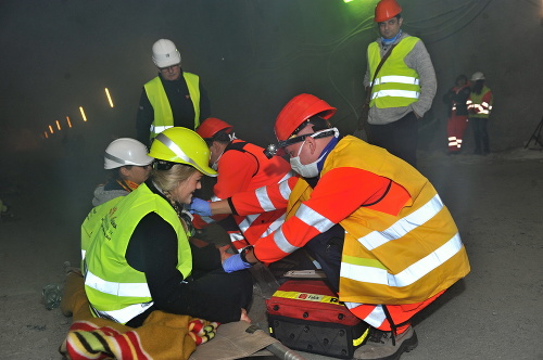 Cvičenie záchranných zložiek pri mimoriadnej udalosti priamo v rozostavanom najdlhšom diaľničnom tuneli Višňové.