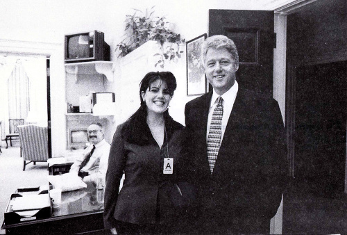 Clinton mal spávať s Lewinskou dva roky. 