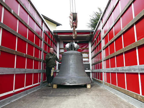 S obrovským zvonom sa zvoní ručne. 