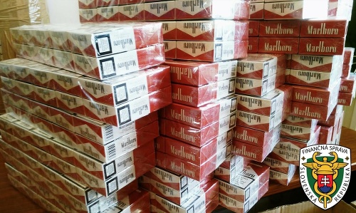 V plechovom sklade colníci našli takmer 103-tisíc nelegálnych cigariet. 