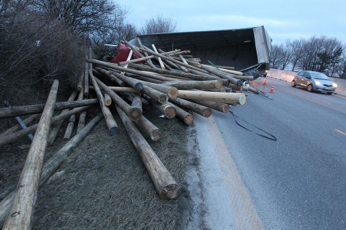 Na diaľnici D1 sa preváril kamión prevážajúci drevo.