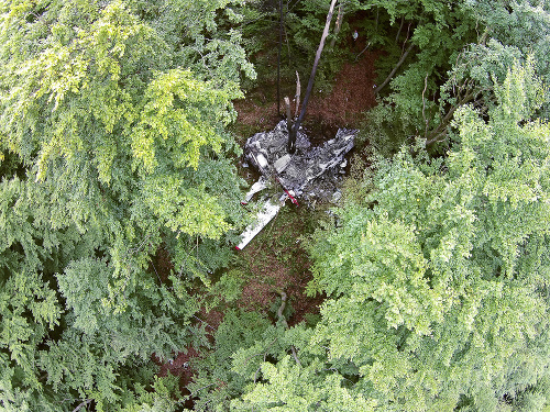 Trosky lietadiel: Po dopade zahynuli v horiacich strojoch štyria piloti a traja parašutisti.