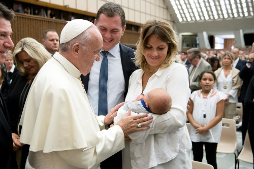 Pápež sa stretol s príbuznými obetí teroristického útoku v Nice.