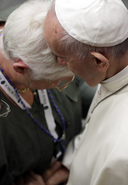 Pápež sa stretol s príbuznými obetí teroristického útoku v Nice.