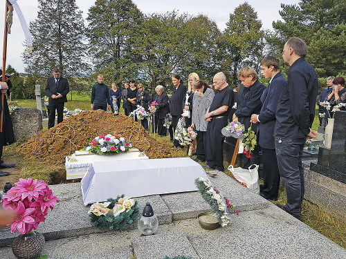 Pohreb najťažšie znášali mama Monika so starším synom Maťkom (15). 