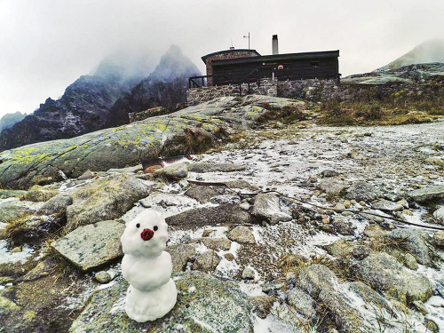 Téryho chata (2 015 m n. m.): V stredu boli vhodné podmienky aj pre takéhoto krásneho snehuliaka.