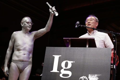 Atsuki Higashiyama a jeho prejav po tom, čo získal cenu za skúmanie nazerania na svet pomedzi nohy.