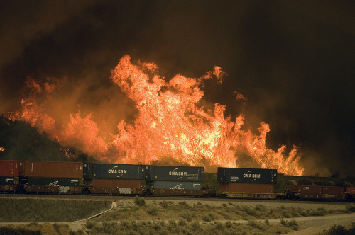 Kalifornia stále bojuje s rozsiahlymi požiarmi.