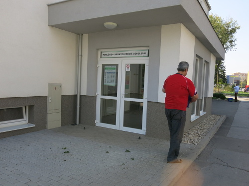 Infektologické oddelenie v Michalovciach ledva stačí svojou kapacitou.