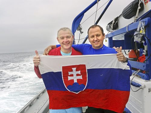 Po doplávaní nasledovala oslava Petra Dolníka (vľavo) a Martina Vavreka so slovenskou vlajkou.