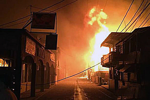 Mesto San Pedro zachvátil veľký oheň. 