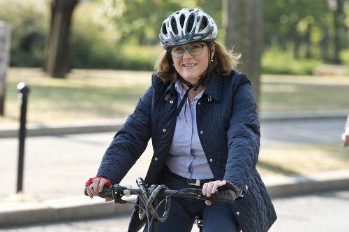 Ministerka pôdohospodárstva a rozvoja vidieka SR Gabriela Matečná prichádza na bicykli v rámci Európskeho týždňa mobility na 27. schôdzu vlády SR.