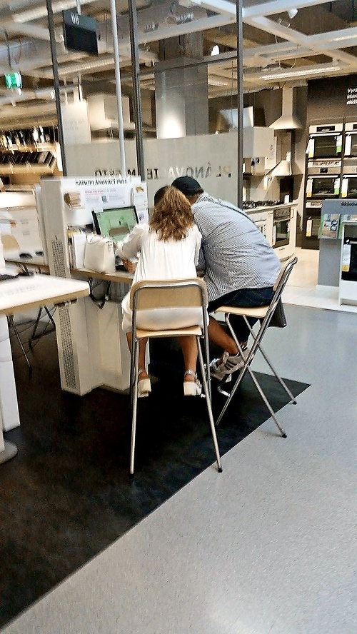 Bratislava, IKEA, 14. 9. 2016, 16.40 hod.: Dvojica si prezerala vizualizáciu na počítači.