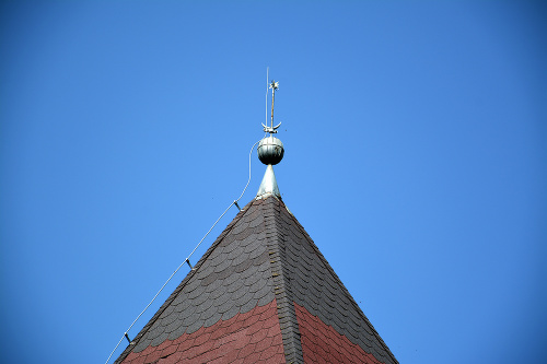 Vrchol kostola v Malých Stracinách zdobia hviezda a polmesiac.